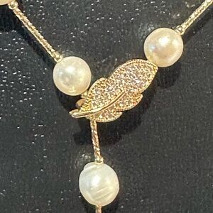 Elegant Gold and Faux Pearl Leaf Necklace